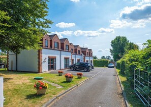 Exterior - 2 Bedroom Apartment with Hot Tub (Thirsk)