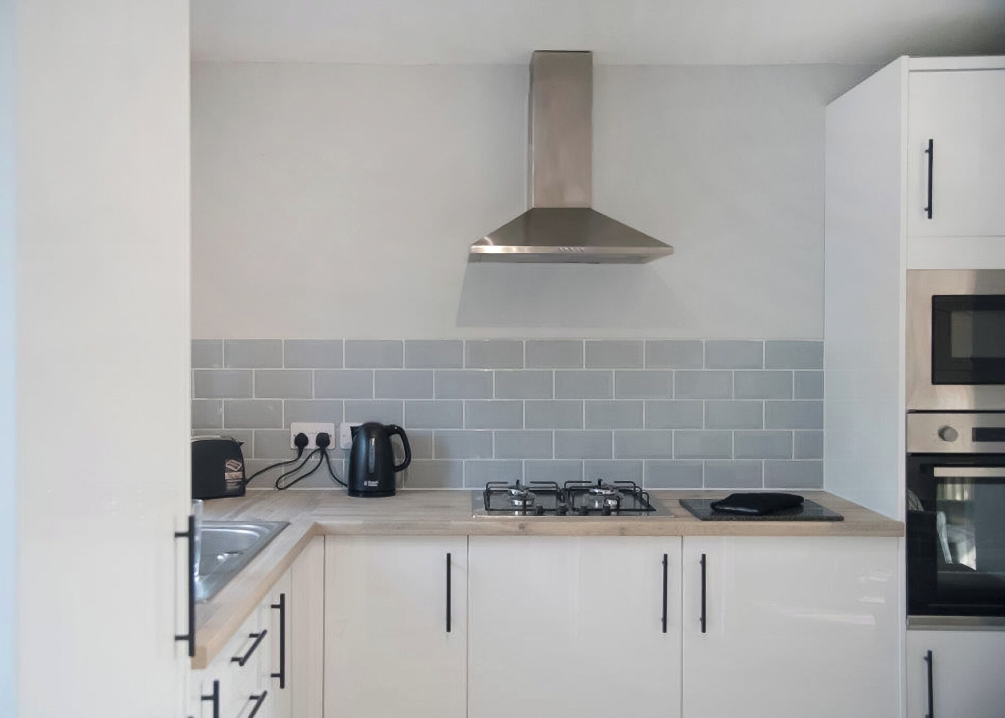 Frigorífico, horno, placa de cocina y tostadora