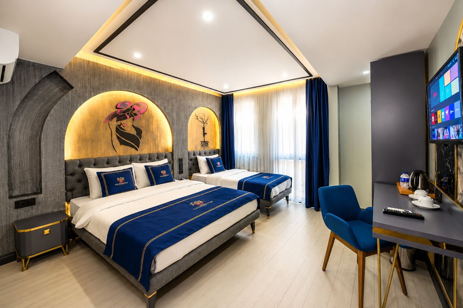 Habitación triple estándar | Ropa de cama hipoalergénica, minibar, caja fuerte y escritorio