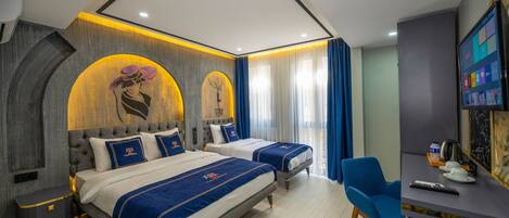 Minibar, caja de seguridad en la habitación y escritorio