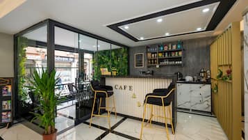 Smart TV de 81 cm con canales por satélite, una televisión