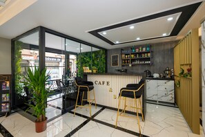 81-cm Smart TV with satellite channels, TV - California Hotel (Istanbul)