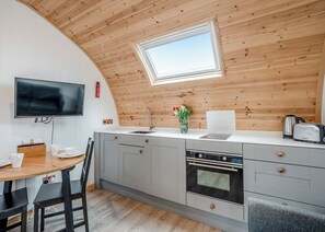 Kjøleskap, ovn, kokeplater og brødrister