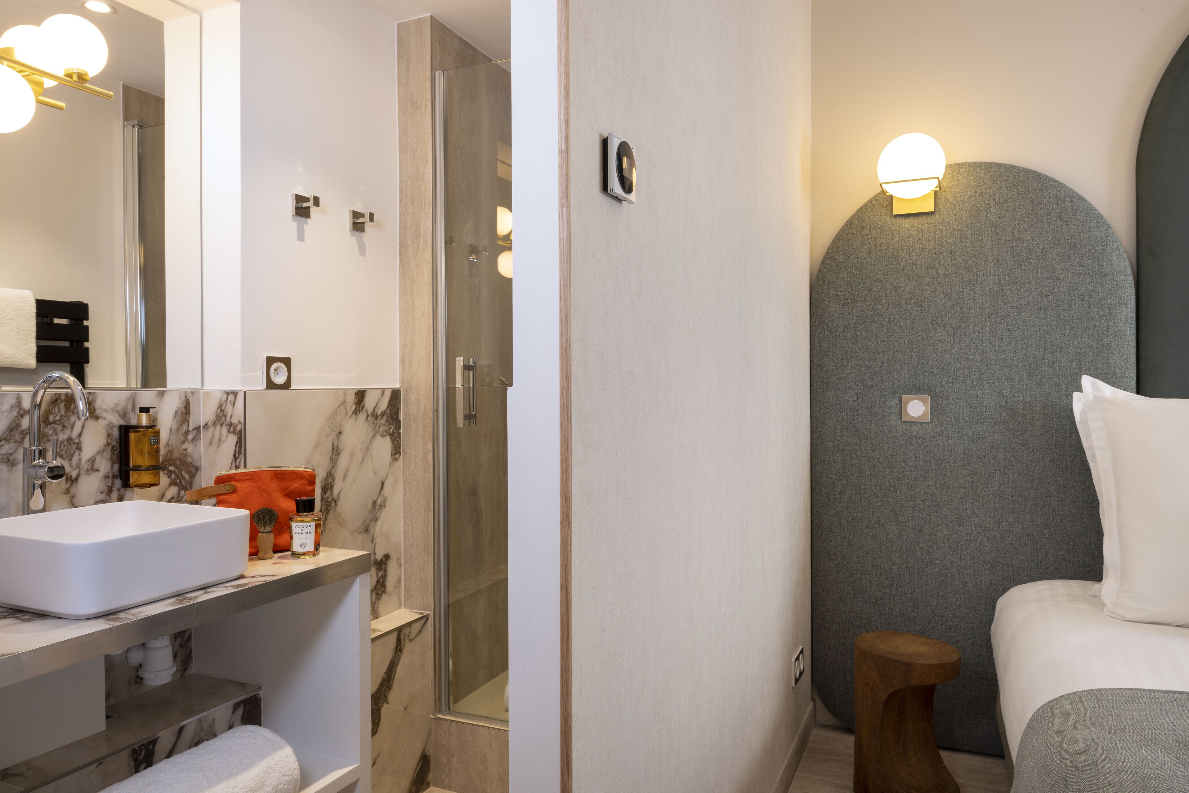 Douche, sèche-cheveux, serviettes fournies, savon