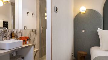 Douche, sĂšche-cheveux, serviettes fournies, savon