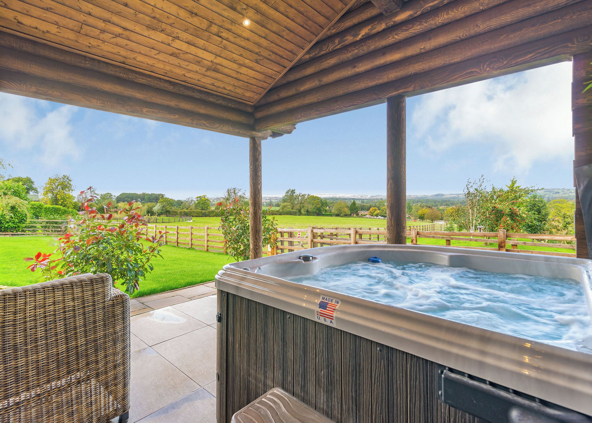 Banyera d'hidromassatge a l'aire lliure