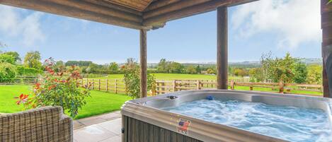 Banyera d'hidromassatge a l'aire lliure