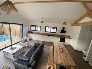 Smart TV, books - Wooden villa with pool (Arès)