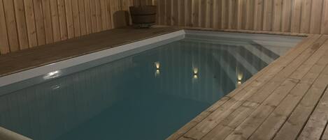 Alberca al aire libre y alberca climatizada