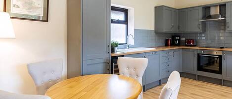 Fridge, oven, stovetop, dishwasher