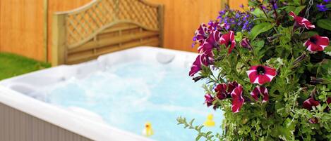 Bañera de hidromasaje al aire libre