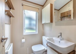 Bathroom - Holiday Home with one double and two twin bedrooms. (Axminster)