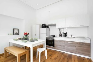 Frigorífico, horno, placa de cocina y lavavajillas