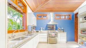 A kitchen with a built-in stove, sink, and cabinets. -  PF41 House 6 Bedrooms 300m from the Sea (Mata de São João)