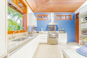 House | Private kitchen | Full-size fridge, microwave, oven, stovetop - PF41 House 6 Bedrooms 300m from the Sea (Mata de São João)