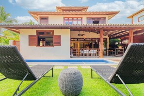 Outdoor pool, pool umbrellas, sun loungers - PF41 House 6 Bedrooms 300m from the Sea (Mata de São João)