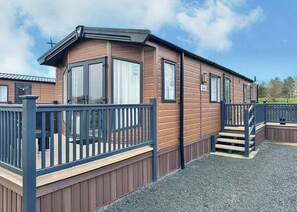 Unclassified image, 2 of 7, button - Modern and contemporary holiday home perfect for a family holiday escape. (Potterhanworth)