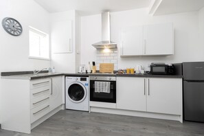 Jääkaappi, mikroaaltouuni, uuni, leivänpaahdin