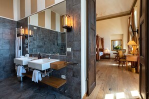 Junior Suite Balcony | Peralatan tempat tidur hipoalergenik, bar mini percuma 