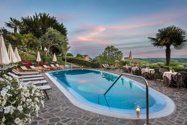 Piscine extérieure (ouverte en saison), parasols de plage