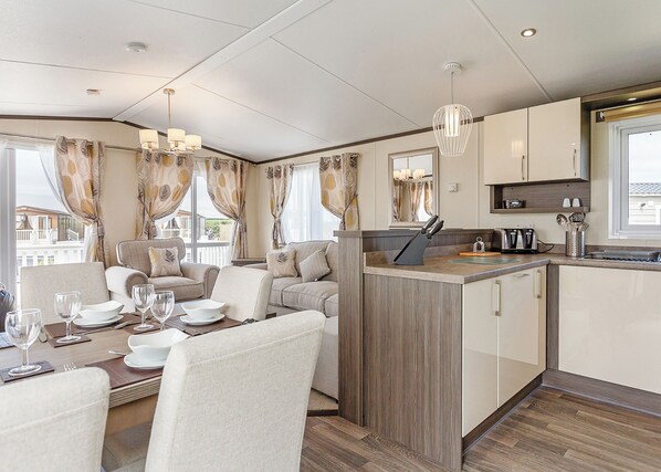 Unclassified image, 1 of 11, button - Luxurious 14ft-wide holiday home. (Looe)