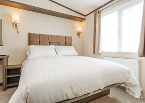 3 bedrooms, free WiFi - Luxurious 14ft-wide holiday home. (Looe)