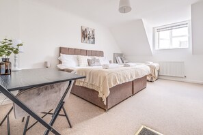 4 bedrooms, iron/ironing board, free WiFi, bed sheets - Miller House by Our Home Short Stays (Bedford)