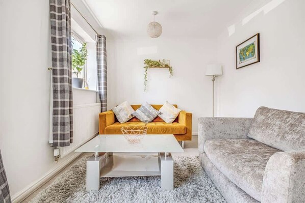 TV, fireplace - Large 4 Bed. Ideal for Contractors. FREE Parking. (Bedford)