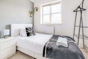 4 bedrooms, iron/ironing board, free WiFi, bed sheets - Large 4 Bed. Ideal for Contractors. FREE Parking. (Bedford)