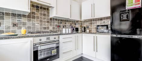 Refrigerador, microondas, horno y tostadora