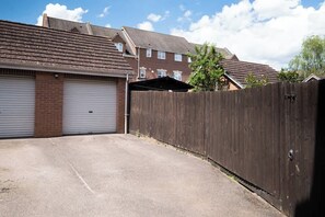 Exterior - Large 4 Bed. Ideal for Contractors. FREE Parking. (Bedford)