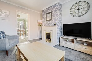 TV, fireplace