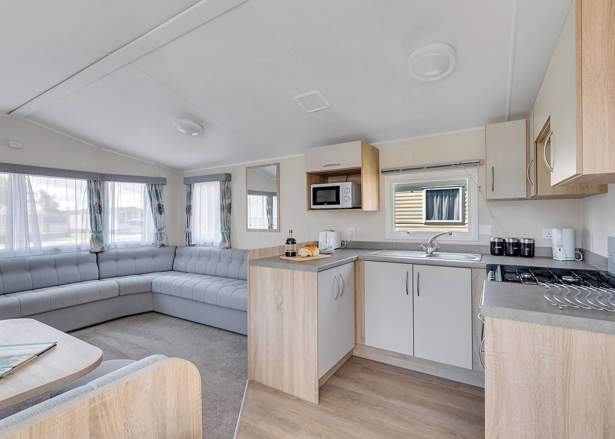 Kylskåp, ugn, spishäll och brödrost