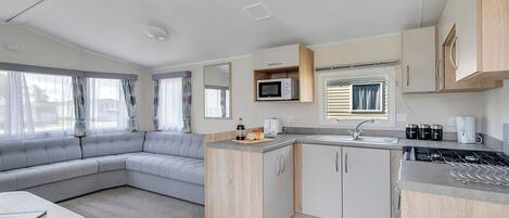 Een koelkast, een oven, een kookplaat, een broodrooster