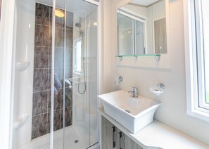 Bathroom - New in 2017. Stylish and contemporary holiday home. (Looe)