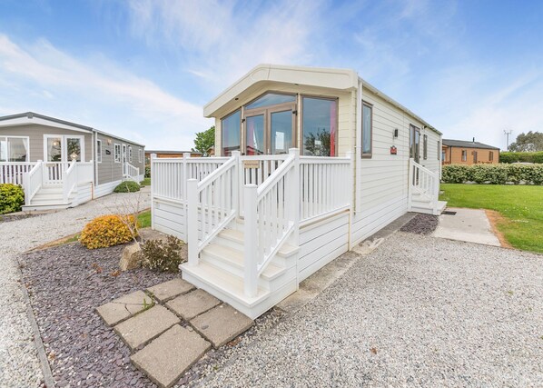 Exterior - New in 2017. Stylish and contemporary holiday home. (Looe)