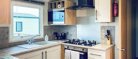 Réfrigérateur, un four, surface de cuisson, grille-pain