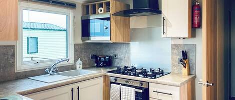 Refrigerador, horno, parrilla de estufa y tostadora