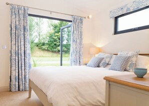 2 bedrooms, free WiFi - A stunning luxury lodge, perfect for a couples retreat or family break. (West Tanfield)