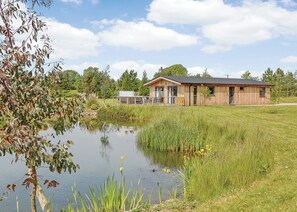 Property grounds - A stunning luxury lodge, perfect for a couples retreat or family break. (West Tanfield)