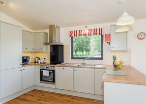 Oven - A stunning luxury lodge, perfect for a couples retreat or family break. (West Tanfield)