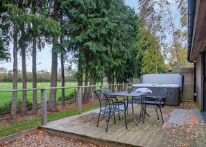 Outdoor dining - A stunning luxury lodge, perfect for a couples retreat or family break. (West Tanfield)