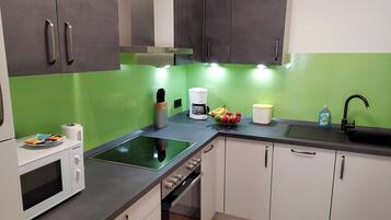 Frigorífic, microones, forn i placa de cuina