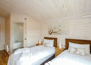 2 bedrooms, free WiFi - Luxurious and contemporary lodge with stunning countryside views. (Bretby, Derbyshire)