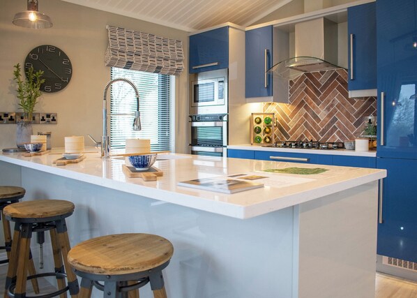 Fridge, oven, stovetop, dishwasher - 2 bedroom accommodation in Tenby (Tenby)