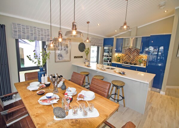 Dining - 2 bedroom accommodation in Tenby (Tenby)