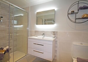 Bathroom - 2 bedroom accommodation in Tenby (Tenby)
