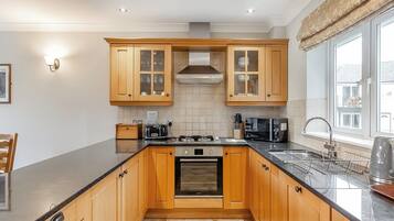 Fridge, oven, stovetop, dishwasher