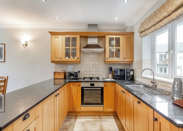 Fridge, oven, stovetop, dishwasher