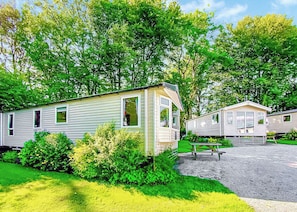 Exterior - Spacious 12ft-wide family caravan with one double and one twin. (Tavistock)